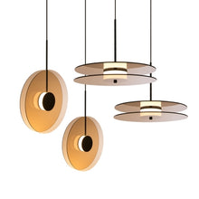 Carica l'immagine nel visualizzatore di Gallery, Pendente circolare in vetro